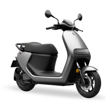 Scooter eléctrica de color gris con asiento negro y diseño moderno.