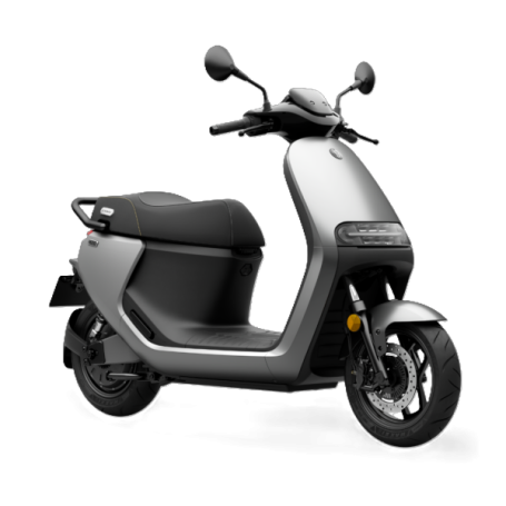 Scooter eléctrica de color gris con asiento negro y diseño moderno.